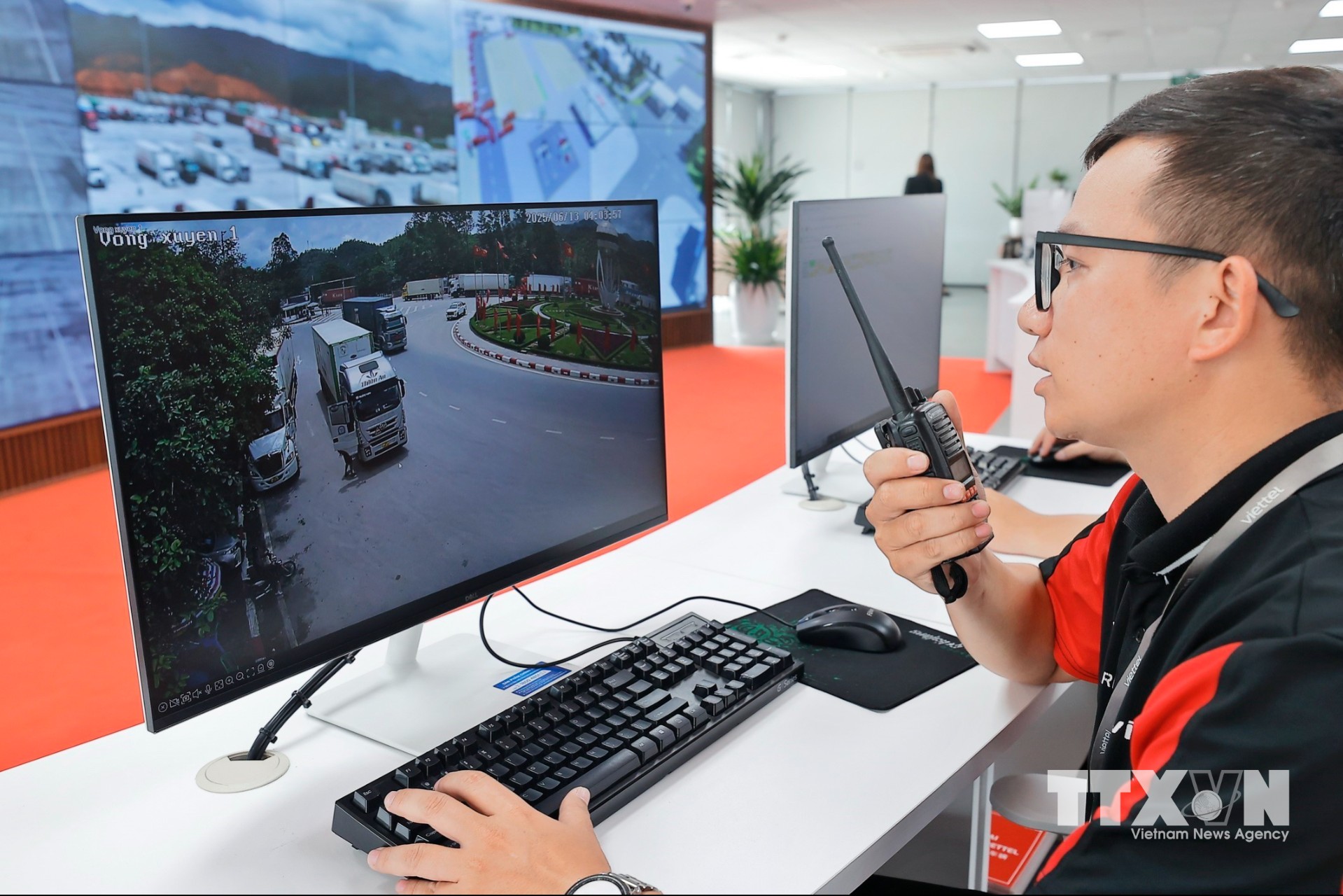 Trung tâm điều hành NOC tích hợp giải pháp số hóa toàn diện để giám sát và điều phối mọi hoạt động. Tại đây, hơn 2.000 camera AI ultraview cùng hệ thống quản lý thông minh cung cấp dữ liệu thời gian thực, giúp tối ưu hóa quy trình vận hành. (Ảnh: Minh Quyết/TTXVN)